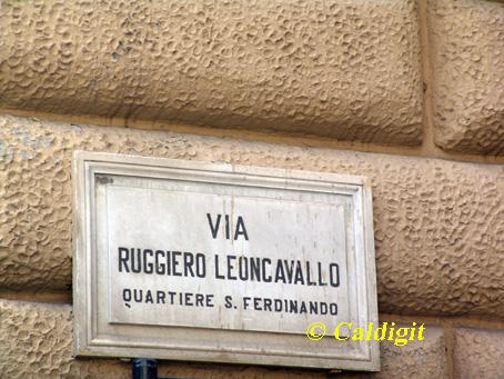 Omaggio floreale al Maestro Ruggiero Leoncavallo - Napoli 23 Aprile 2007_001.jpg